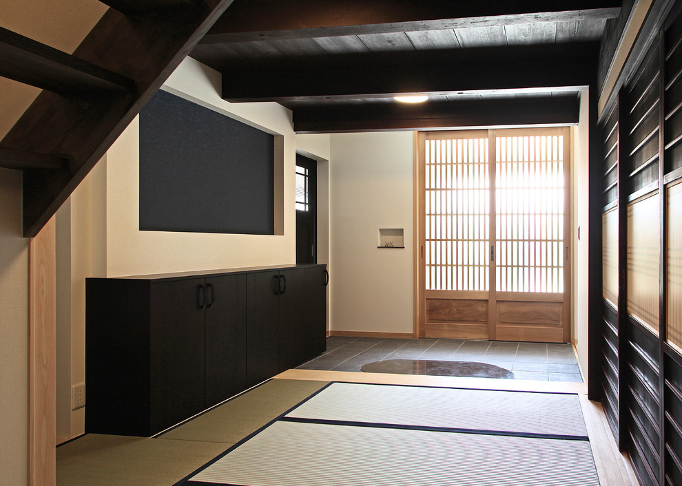 Foto de hall de estilo zen extra grande con paredes blancas, tatami y puerta de madera en tonos medios