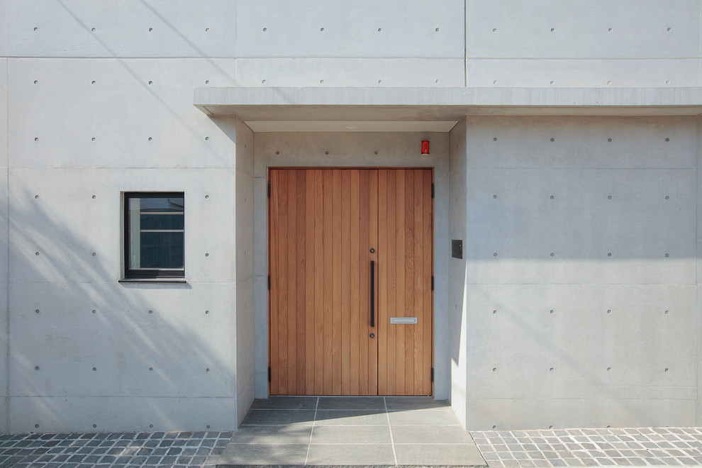 Imagen de puerta principal urbana con puerta simple