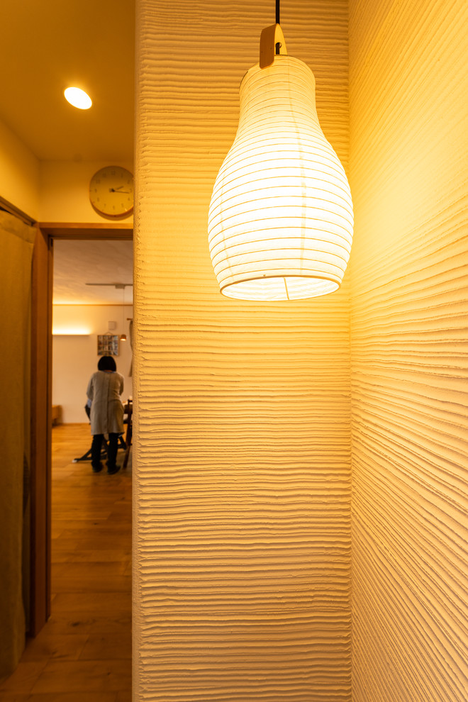 名古屋にある和風のおしゃれな玄関ホール (白い壁、無垢フローリング、マルチカラーの床) の写真