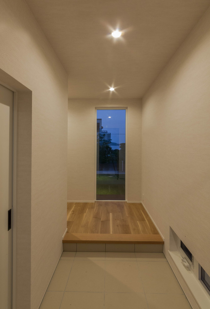 福岡にあるミッドセンチュリースタイルのおしゃれな玄関の写真