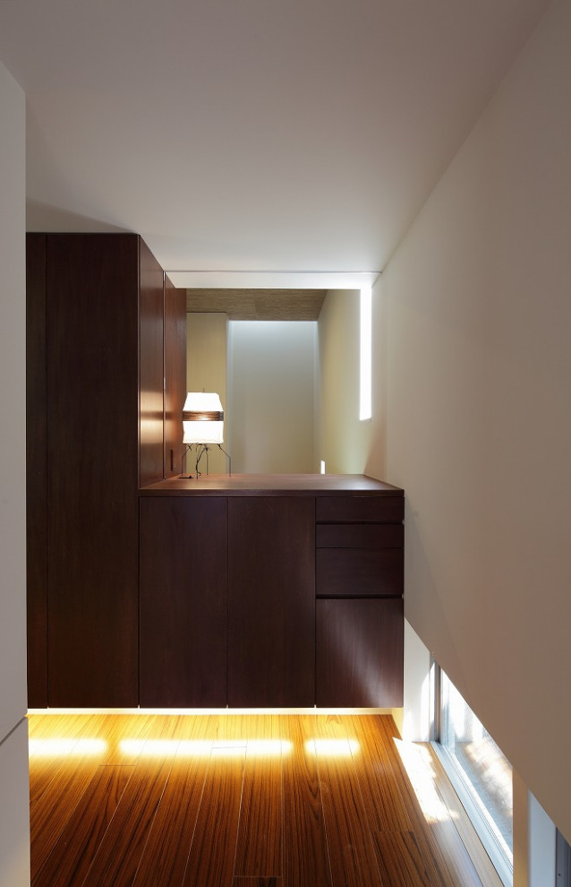 Idéer för små funkis hallar, med vita väggar, granitgolv, en enkeldörr, en brun dörr och vitt golv