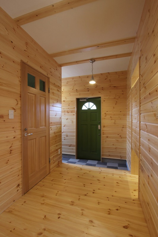 Пример оригинального дизайна: узкая прихожая среднего размера в стиле лофт с бежевыми стенами, светлым паркетным полом, одностворчатой входной дверью, зеленой входной дверью, бежевым полом, балками на потолке и панелями на стенах