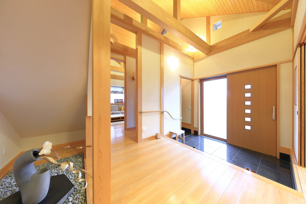 Asiatischer Eingang mit weißer Wandfarbe, hellem Holzboden, Schiebetür, hellbrauner Holzhaustür und Holzdecke in Sonstige