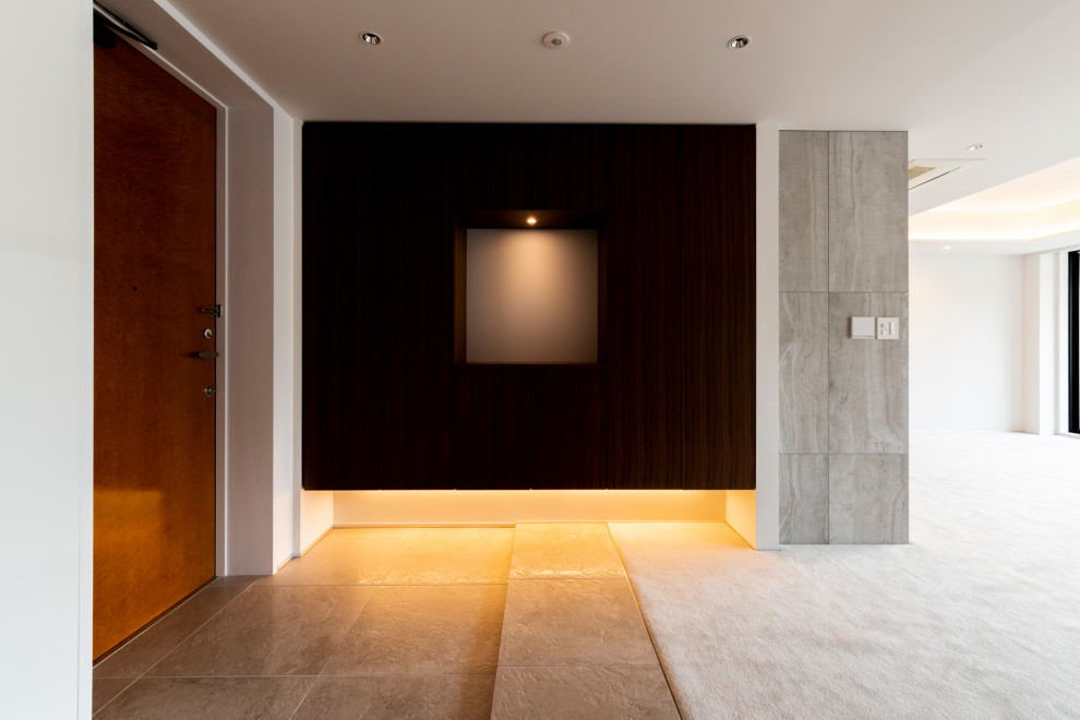 На фото: фойе среднего размера в стиле модернизм с коричневыми стенами, одностворчатой входной дверью, коричневой входной дверью и серым полом с