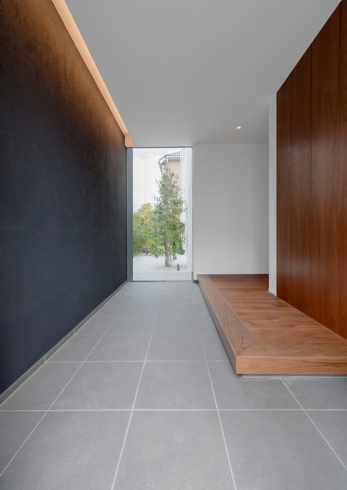 Moderner Eingang mit bunten Wänden und grauem Boden