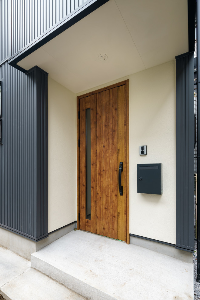 Imagen de entrada moderna con puerta simple y puerta de madera en tonos medios