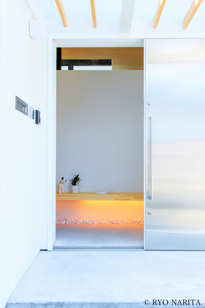 Cette photo montre une porte d'entrée moderne avec un mur blanc, sol en béton ciré, une porte coulissante, un sol gris, un plafond en bois et du papier peint.