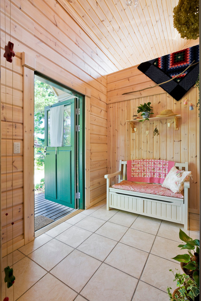 Идея дизайна: фойе в скандинавском стиле с бежевыми стенами, полом из керамической плитки, одностворчатой входной дверью и зеленой входной дверью
