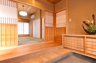 和風のおしゃれな玄関ホールの画像 75選 - 2023年11月 | Houzz (ハウズ)