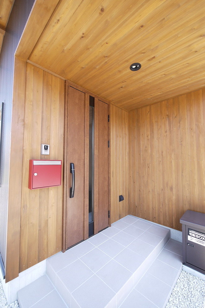 Asiatische Haustür mit brauner Wandfarbe, Porzellan-Bodenfliesen, Einzeltür, brauner Haustür und grauem Boden in Sonstige