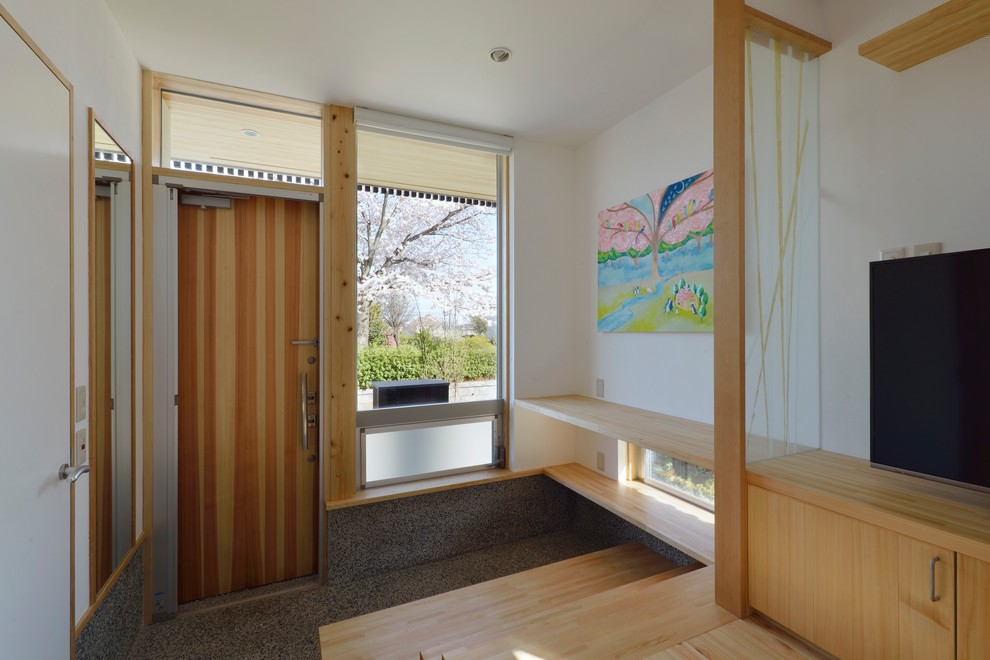 Foto de entrada asiática de tamaño medio con paredes blancas, suelo de madera clara, puerta simple, puerta de madera en tonos medios y suelo beige