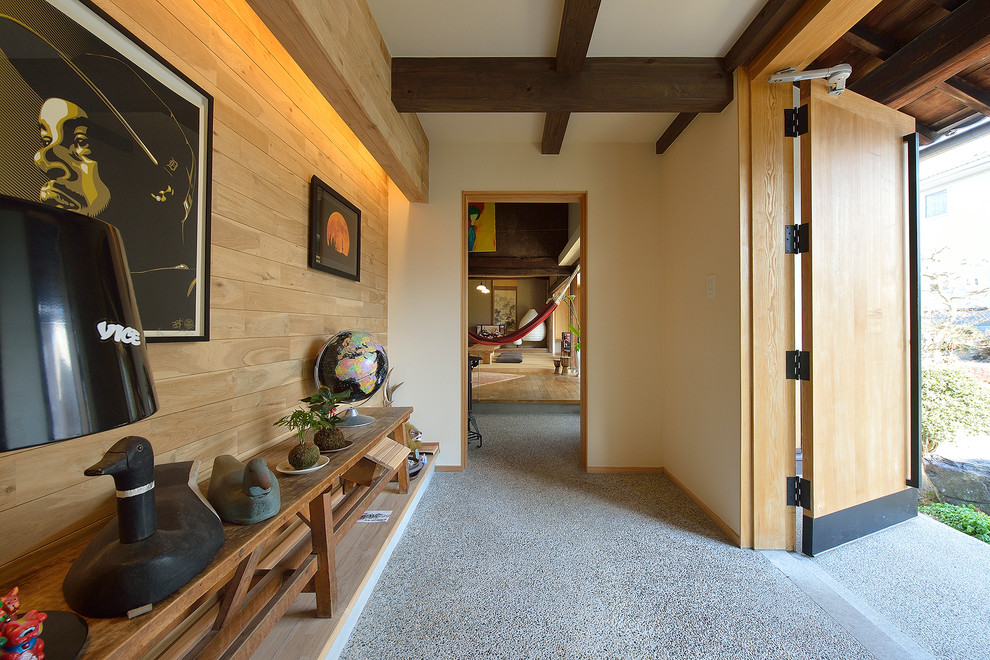 Asiatischer Eingang mit Doppeltür und hellbrauner Holzhaustür in Sonstige