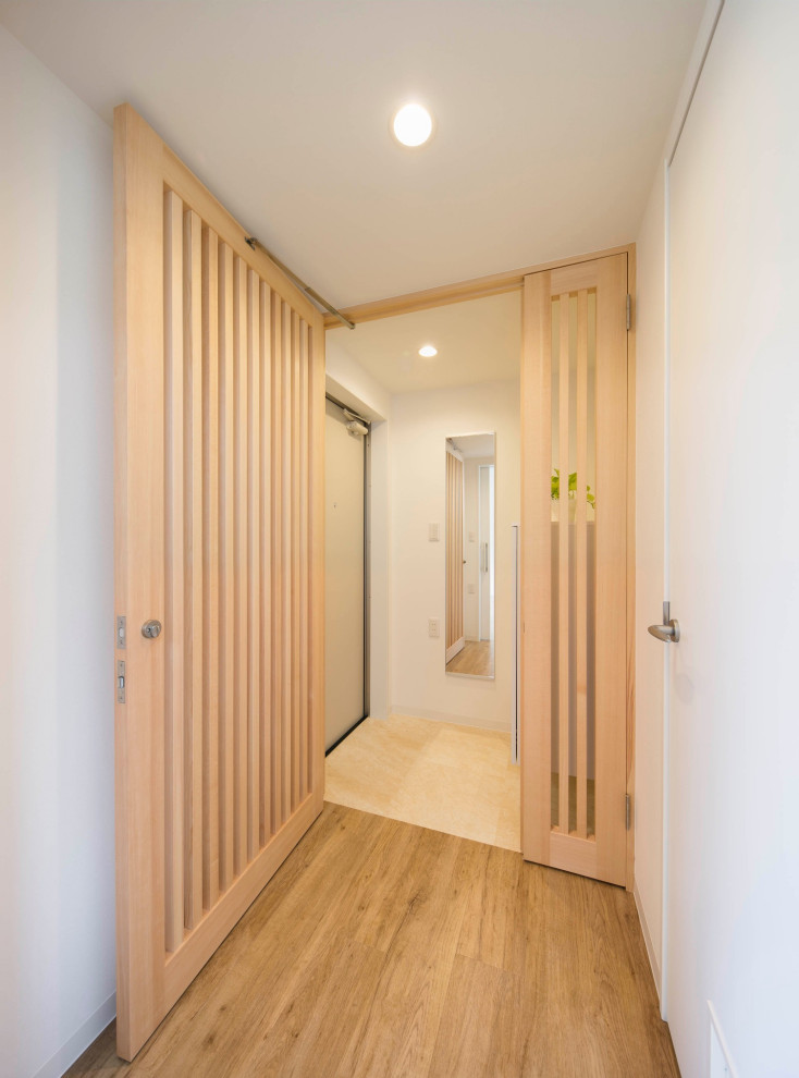 Idee per un corridoio nordico di medie dimensioni con pareti bianche, pavimento in cemento, una porta singola, una porta in legno bruno, pavimento grigio, soffitto in carta da parati e carta da parati