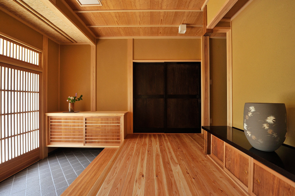 Diseño de hall de estilo zen de tamaño medio con suelo de baldosas de porcelana