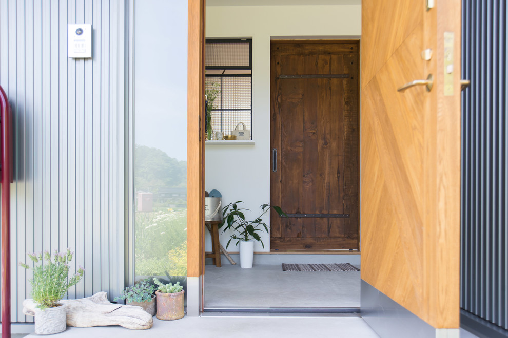 Ejemplo de hall retro de tamaño medio con paredes blancas, suelo de madera en tonos medios, puerta simple, puerta de madera en tonos medios y suelo beige