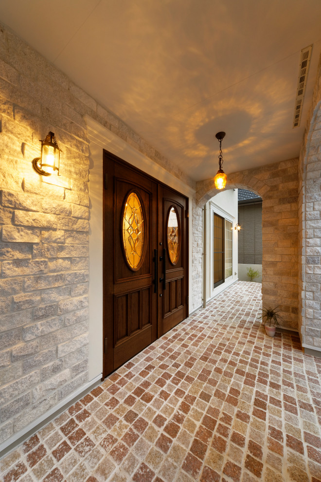 Ispirazione per una porta d'ingresso tradizionale con pareti bianche, una porta a due ante, una porta in legno scuro e pavimento beige