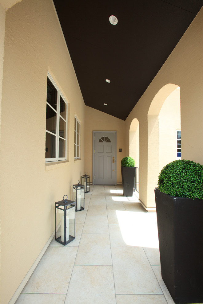 他の地域にあるトランジショナルスタイルのおしゃれな玄関ドア (ベージュの壁、グレーのドア、グレーの床) の写真
