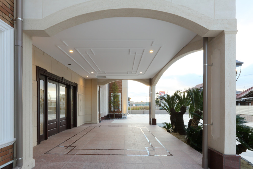 Klassischer Eingang mit weißer Wandfarbe, brauner Haustür und Doppeltür in Nagoya