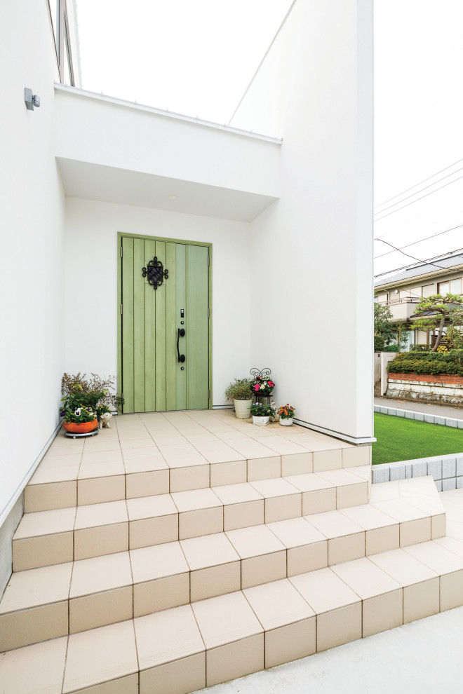 Immagine di un ingresso minimalista di medie dimensioni con pareti bianche, pavimento in cemento, una porta singola, una porta verde, pavimento grigio, soffitto in carta da parati e carta da parati