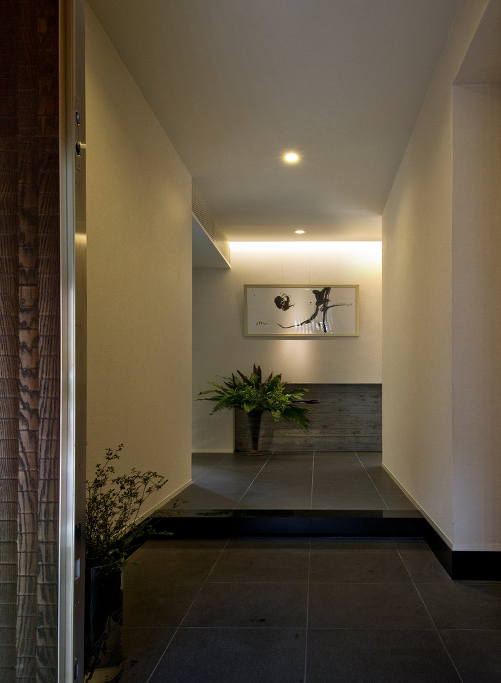 Foto de vestíbulo de estilo zen grande con paredes blancas y suelo de pizarra