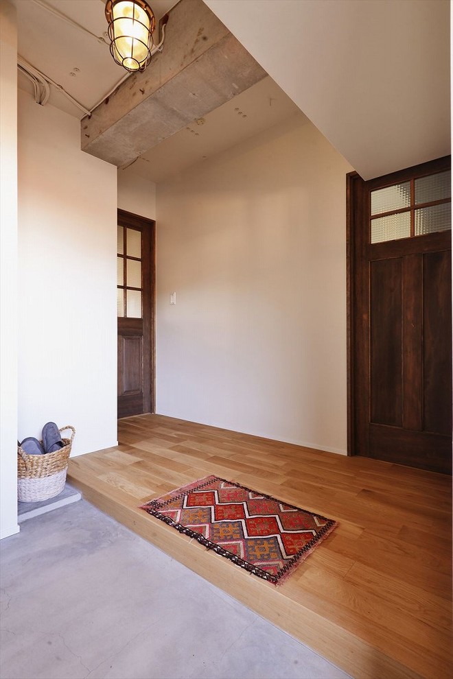 インダストリアルスタイルのおしゃれな玄関の写真