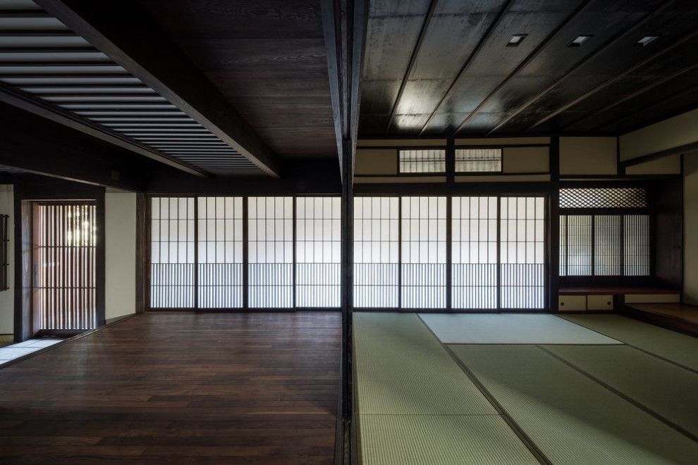 大阪にある高級な広いトラディショナルスタイルのおしゃれな玄関 (畳、青い床) の写真