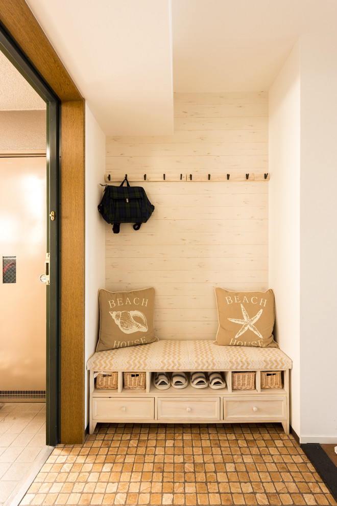 Ejemplo de hall marinero con paredes blancas, suelo vinílico, puerta simple y suelo marrón