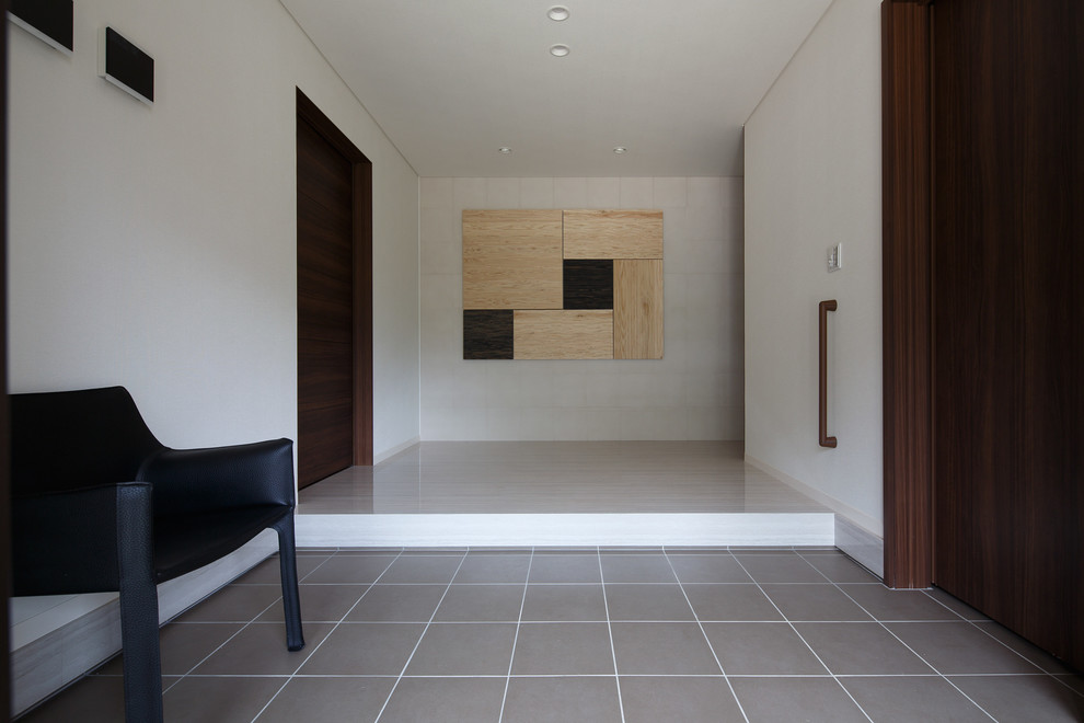 Réalisation d'un vestibule minimaliste avec un mur blanc.
