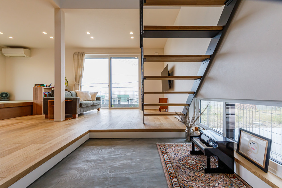 Mittelgroße Moderne Haustür mit beiger Wandfarbe, Schiebetür, heller Holzhaustür, grauem Boden, Tapetendecke und Tapetenwänden