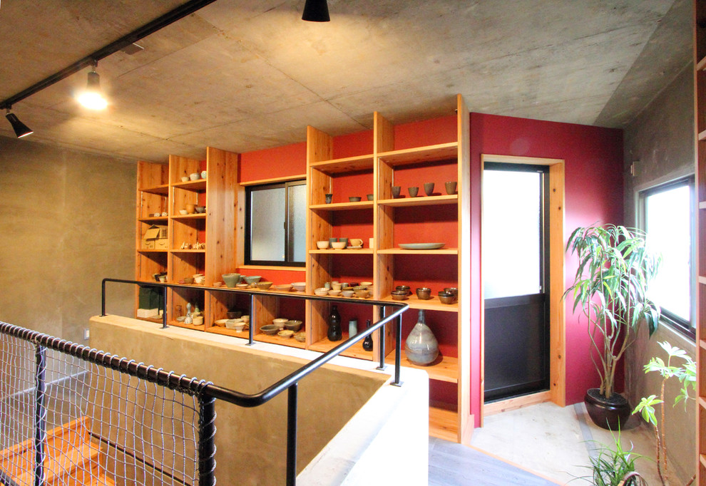 Idéer för minimalistiska hallar, med röda väggar, vinylgolv, en skjutdörr, en svart dörr och grått golv