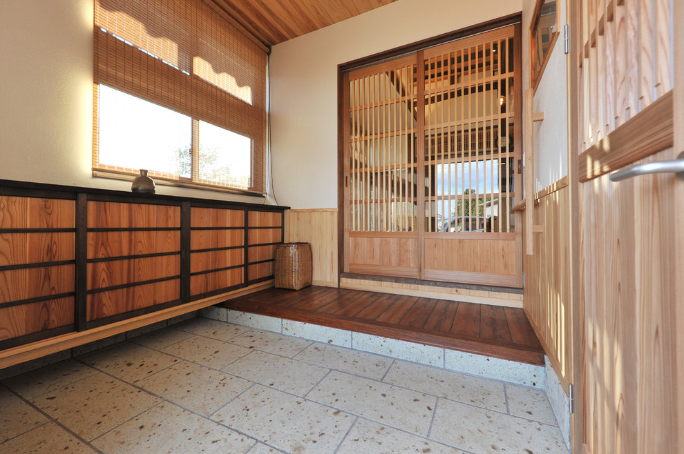Imagen de entrada de estilo zen con paredes blancas y suelo beige