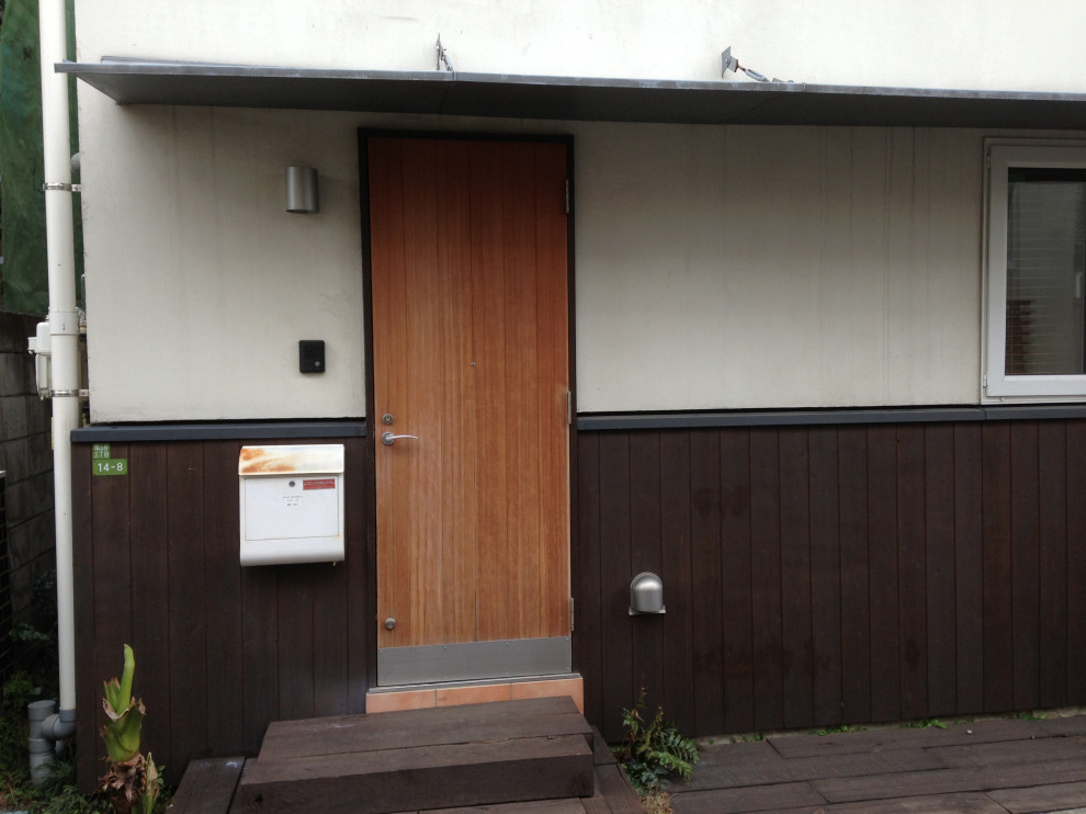 Стильный дизайн: входная дверь среднего размера в стиле модернизм с бежевыми стенами, полом из терракотовой плитки, одностворчатой входной дверью, входной дверью из дерева среднего тона и оранжевым полом - последний тренд