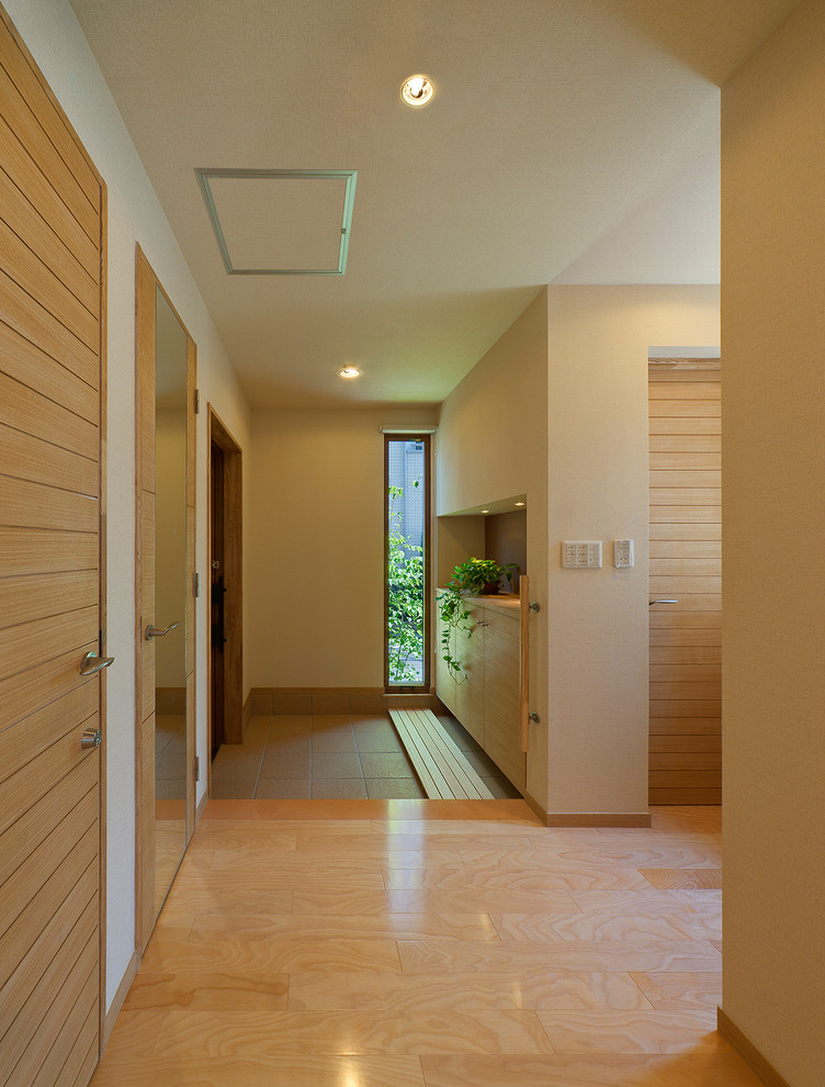 Inspiration for a world-inspired entrance in Tokyo with brown floors.