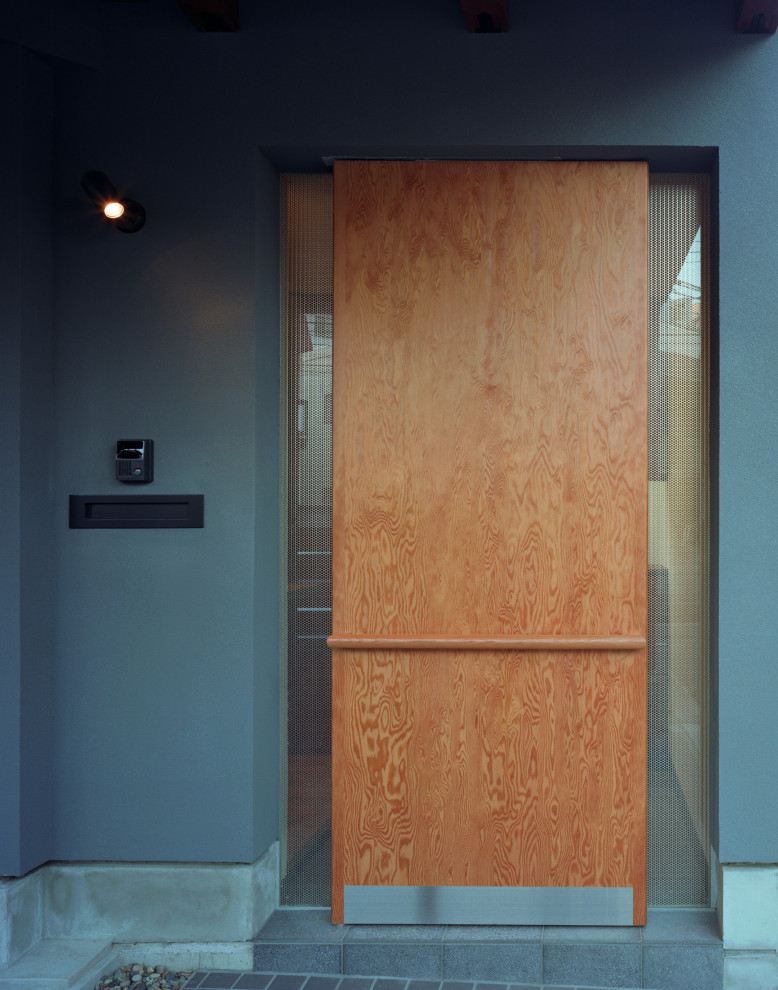 Asiatisk inredning av en mellanstor ingång och ytterdörr, med grå väggar, klinkergolv i keramik, en enkeldörr, en brun dörr och grått golv