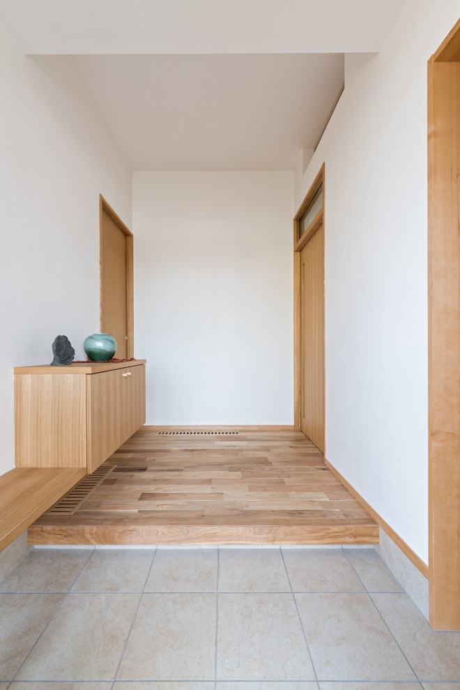 Foto de hall de estilo zen con paredes blancas y suelo gris