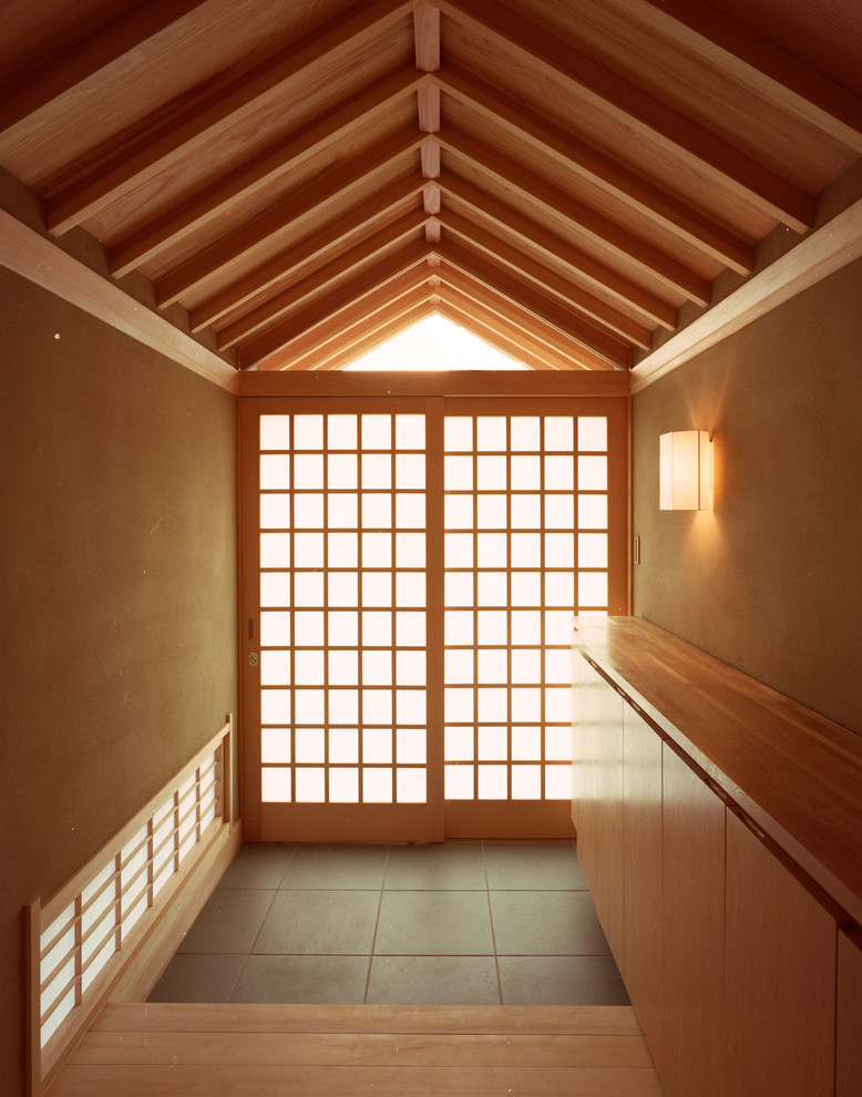 Mittelgroßer Moderner Eingang mit Korridor, weißer Wandfarbe, Keramikboden, Schiebetür, hellbrauner Holzhaustür und grauem Boden in Tokio