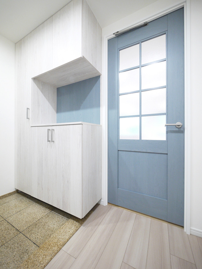 Exempel på en minimalistisk ingång och ytterdörr, med lila väggar, en enkeldörr och en svart dörr