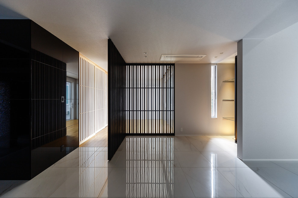 Ispirazione per un ampio corridoio minimalista con pareti nere, pavimento in gres porcellanato, una porta a due ante, una porta in legno scuro e pavimento bianco