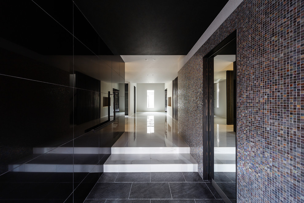 Cette photo montre une très grande entrée moderne avec un couloir, un mur noir, un sol en carrelage de porcelaine, une porte double, une porte en bois foncé, un sol blanc et un plafond en papier peint.
