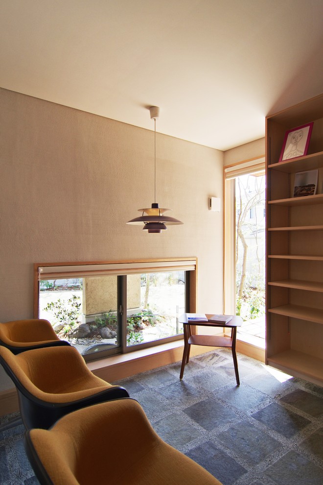 Источник вдохновения для домашнего уюта: фойе в стиле модернизм с белыми стенами, полом из терракотовой плитки, одностворчатой входной дверью и входной дверью из дерева среднего тона