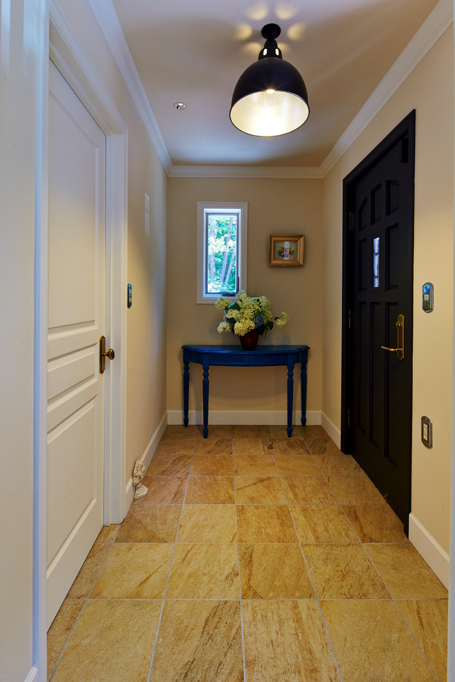 Imagen de entrada clásica con paredes beige, suelo de madera clara y suelo marrón