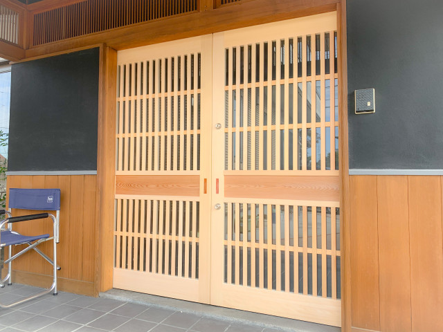 木製玄関ガラス入り格子戸 - Classique - Entrée - Autres 木製玄関ガラス入り格子戸 - Classique - Entrée - Autres