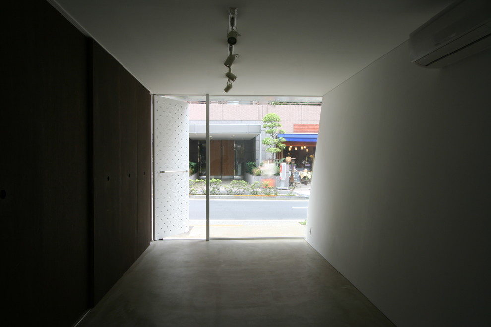東京23区にあるモダンスタイルのおしゃれな玄関 (コンクリートの床、グレーの床) の写真