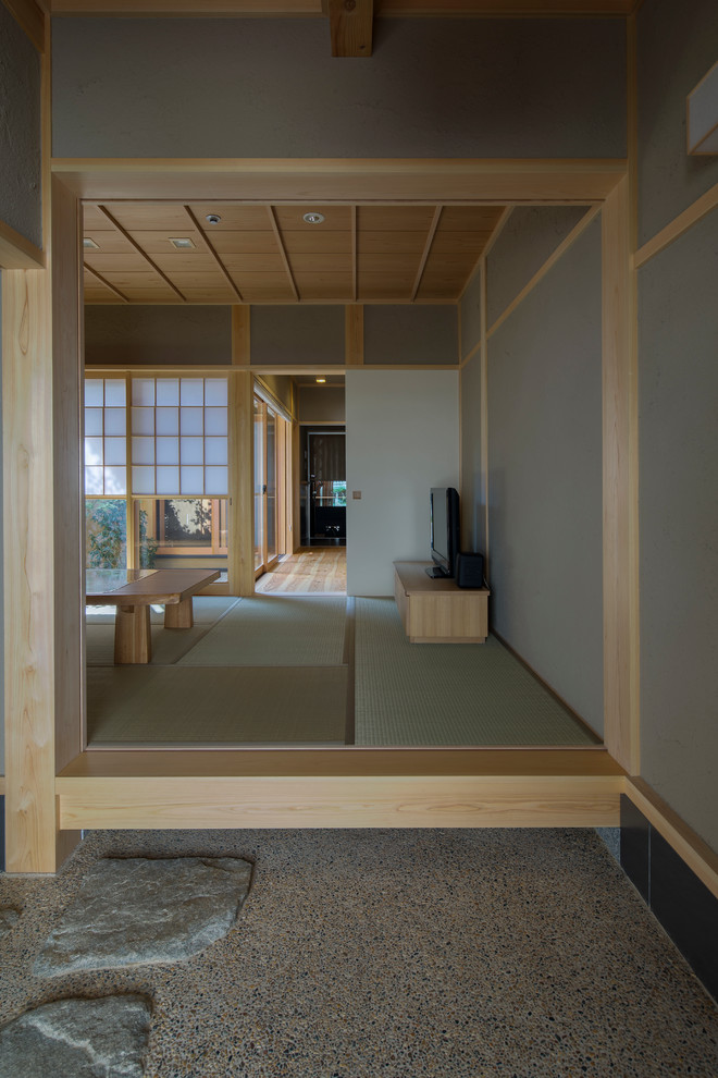 Diseño de hall de estilo zen con paredes grises y tatami