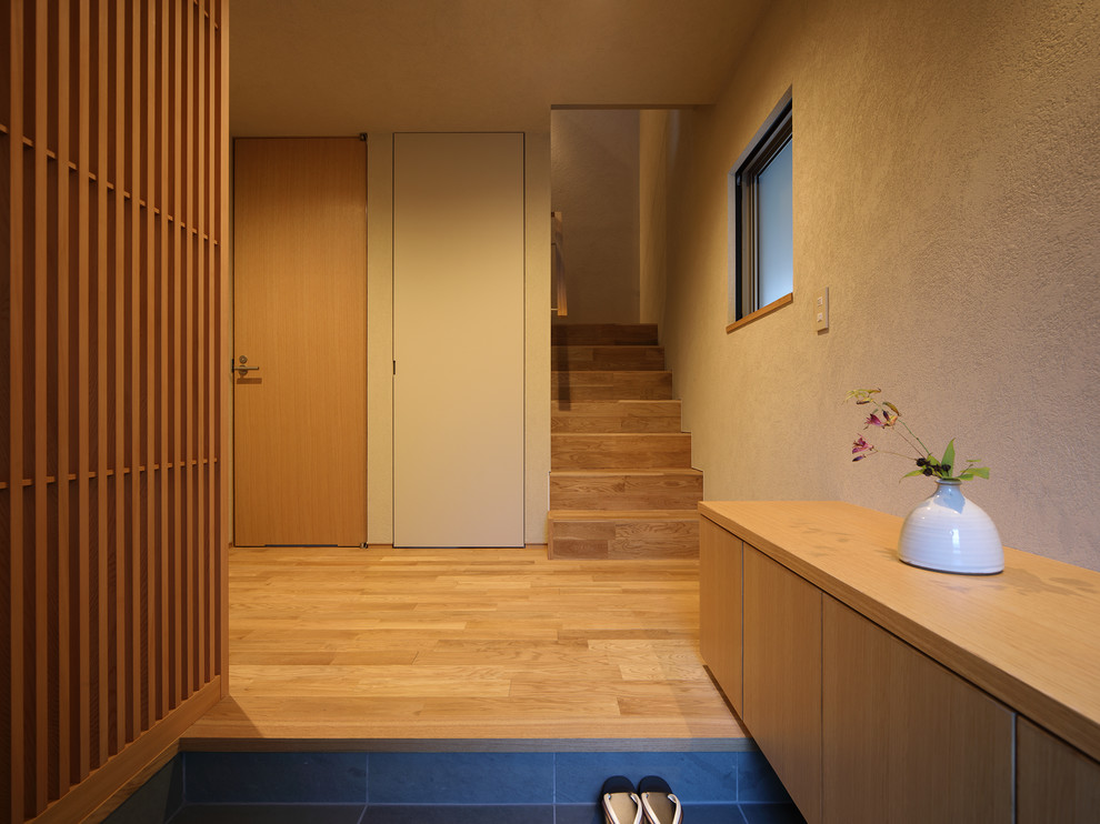 福岡にあるモダンスタイルのおしゃれな玄関 (茶色い壁) の写真