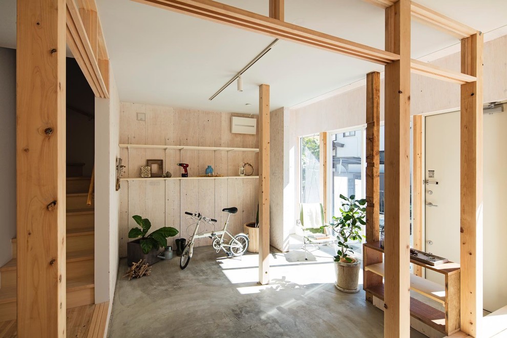 Ejemplo de hall de estilo zen de tamaño medio con paredes blancas, suelo de madera clara, puerta blanca, suelo beige y puerta simple