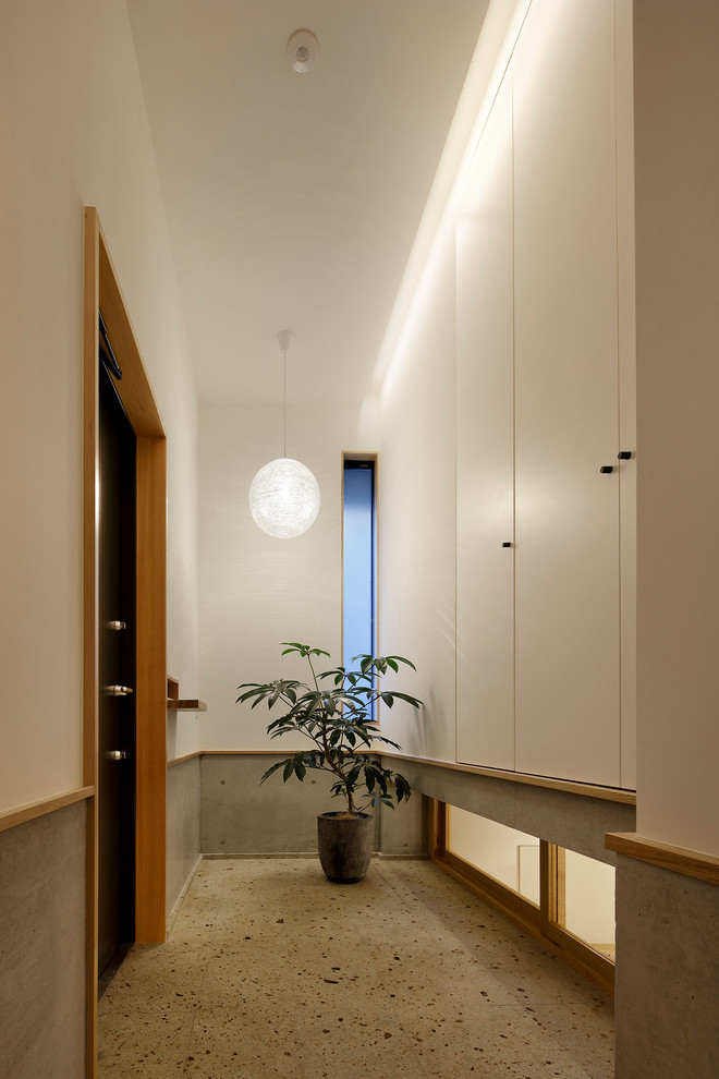 Diseño de hall escandinavo pequeño con paredes blancas, puerta simple, puerta negra y suelo beige