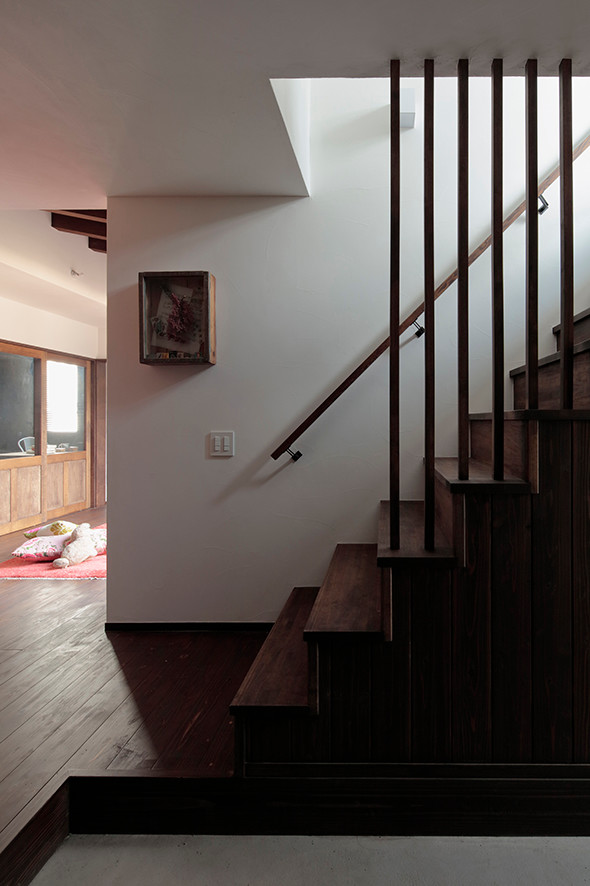 Пример оригинального дизайна: лестница среднего размера в стиле ретро