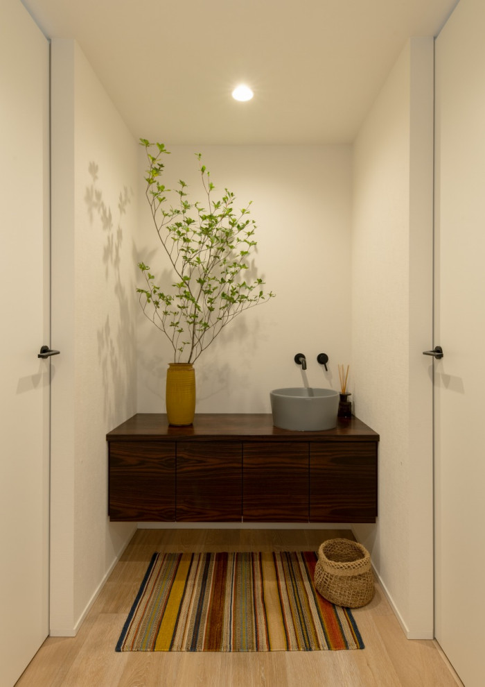 Diseño de entrada minimalista con paredes blancas, suelo de contrachapado, papel pintado y papel pintado
