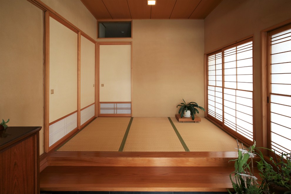 Cette photo montre un hall d'entrée asiatique avec un mur marron, un sol de tatami et un sol marron.